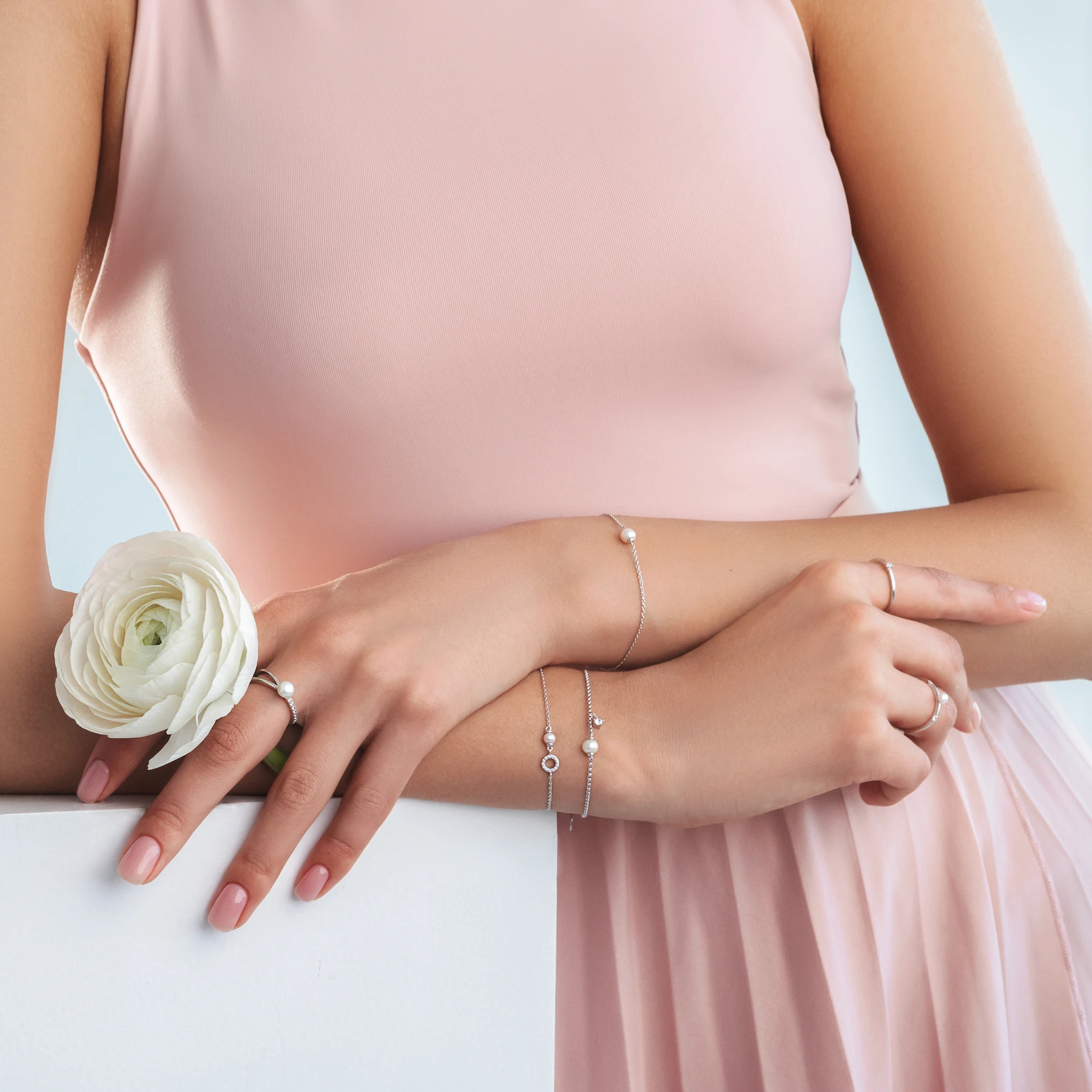 Seki armbånd med hvide ferskvandsperler i sølv – armbånd og ringe med en hvid blomst